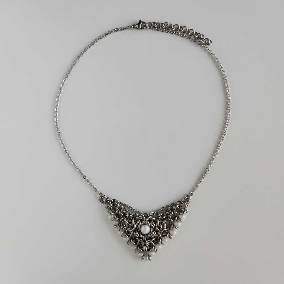 Vintage V-shaped white pearl chain mail necklace with a small silver chain - Picture 7 of 11